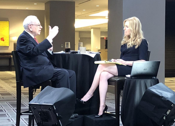Warren Buffett entrevistado por Becky Quick